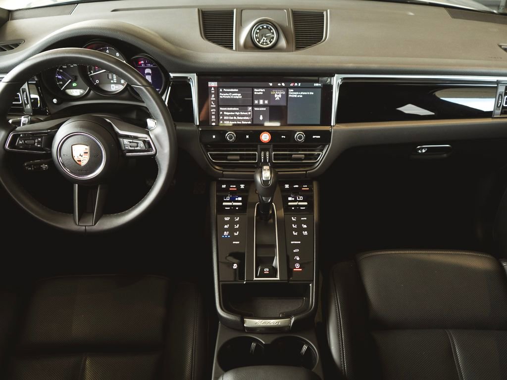 Used 2025 Porsche Macan image 12