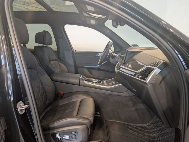 Used 2025 BMW X5 M60i w/ Climate Comfort Package image 32