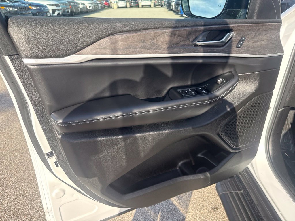 Certified 2025 Jeep Grand Cherokee Limited AWD/4WD image 18