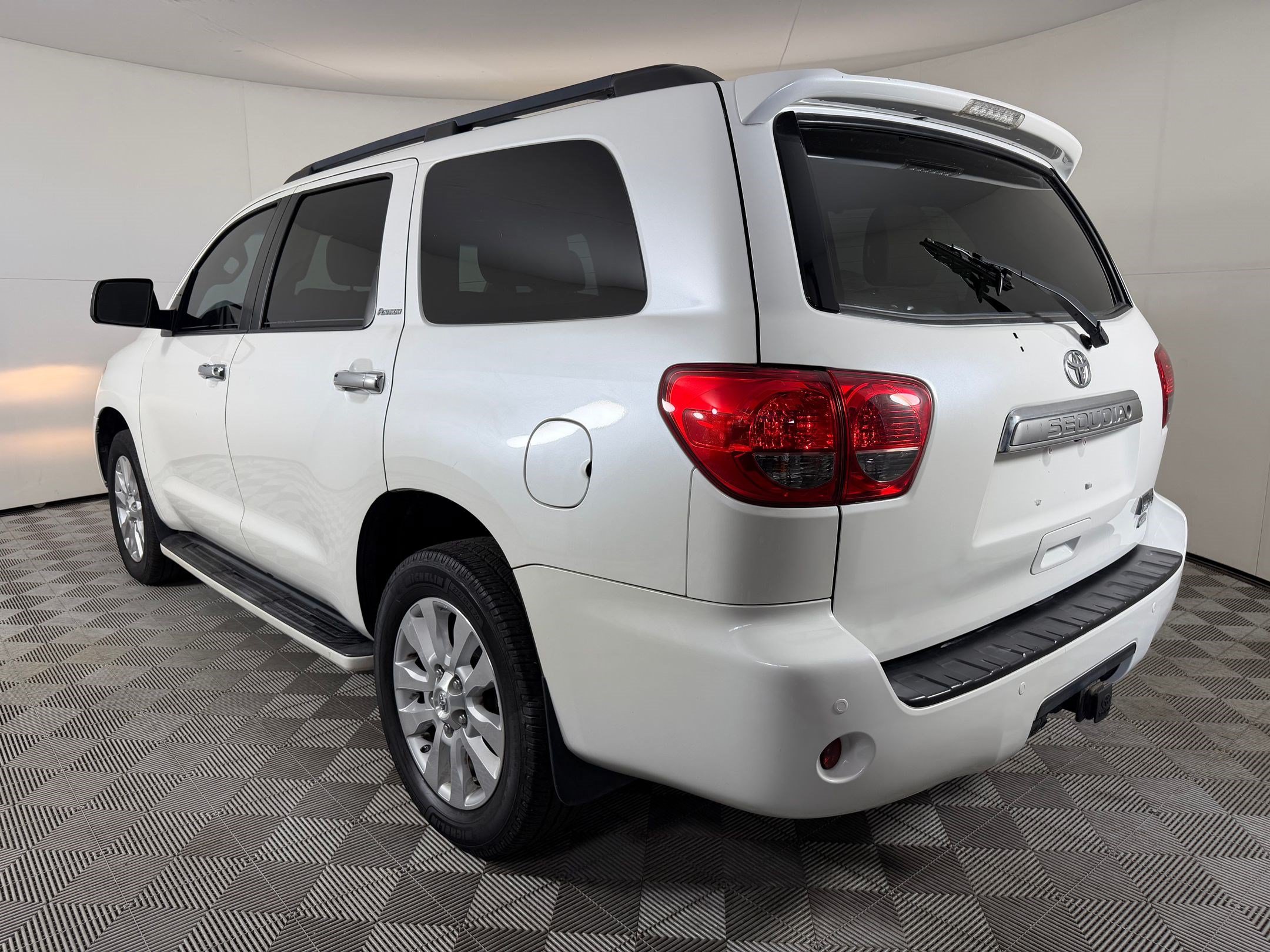 Used 2016 Toyota Sequoia Platinum AWD/4WD image 3