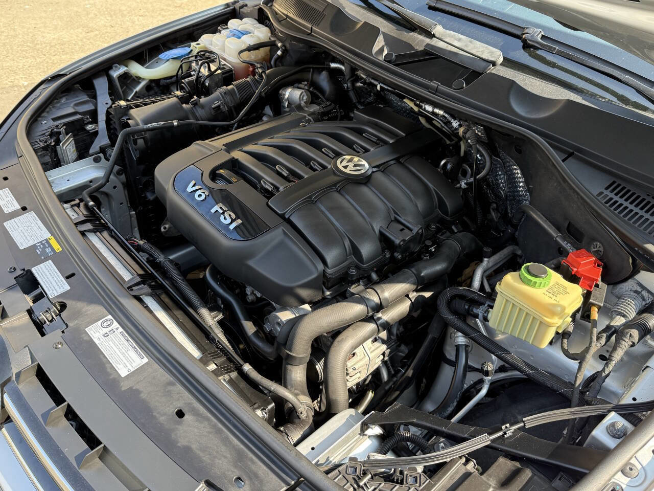 Used 2012 Volkswagen Touareg Sport image 48