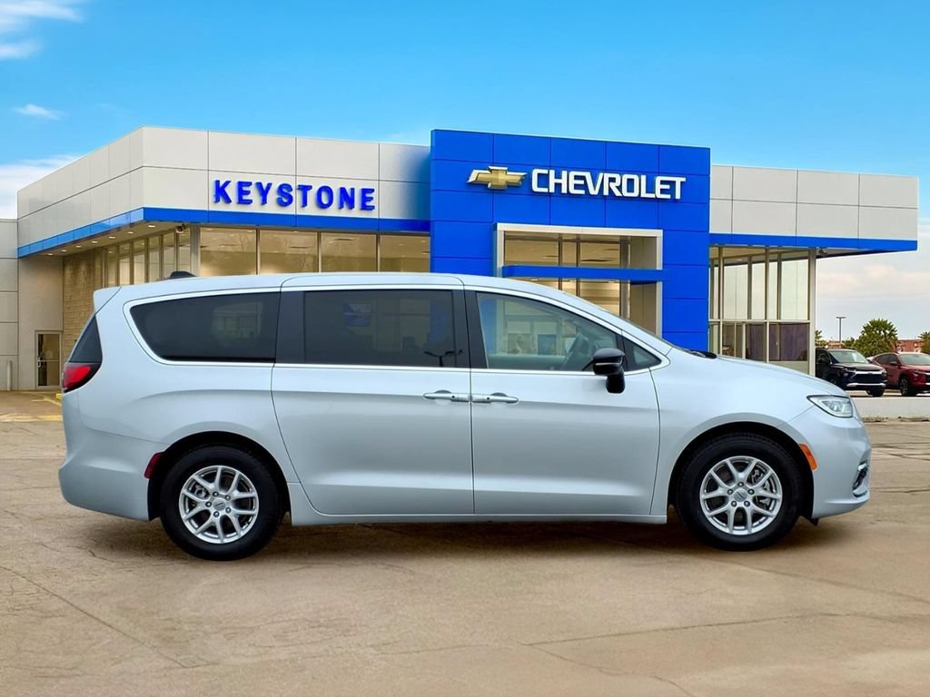 Used 2024 Chrysler Pacifica Touring-L FWD image 8