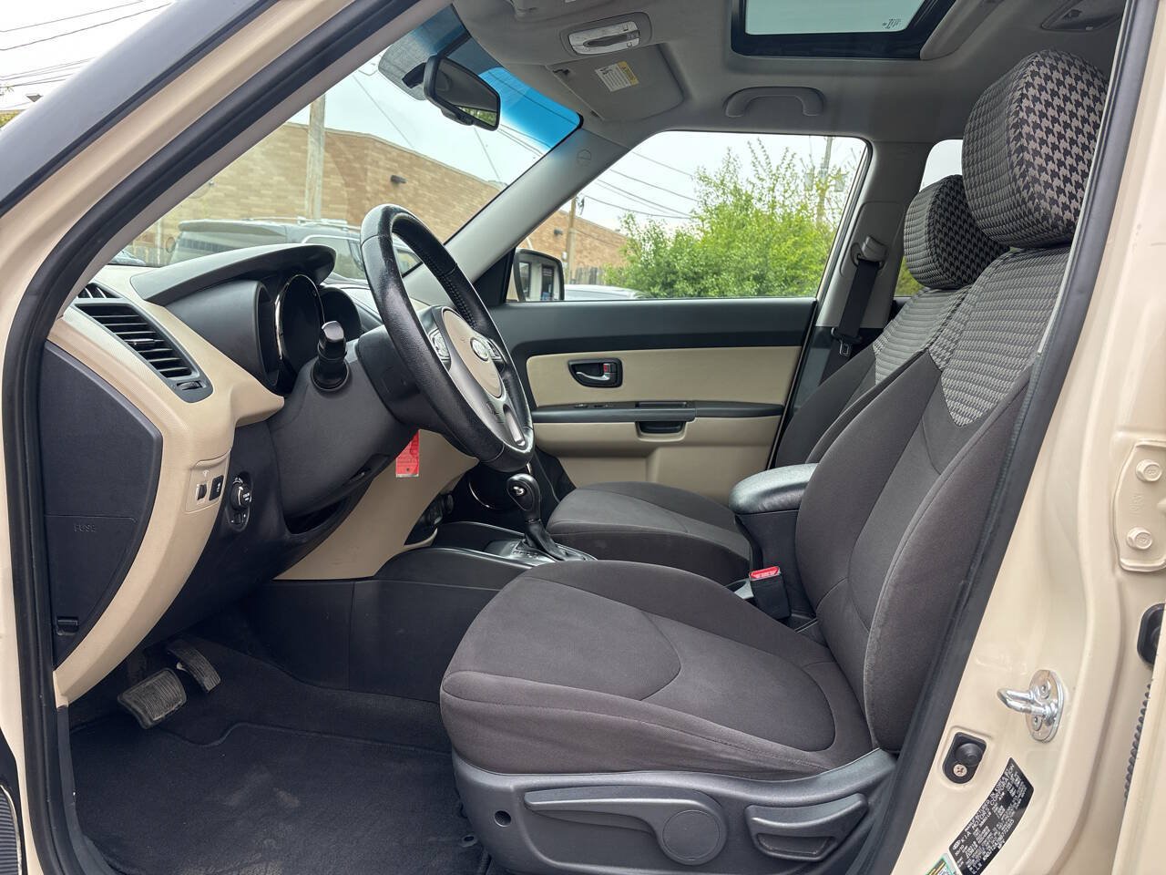 Used 2011 Kia Soul ! FWD image 16