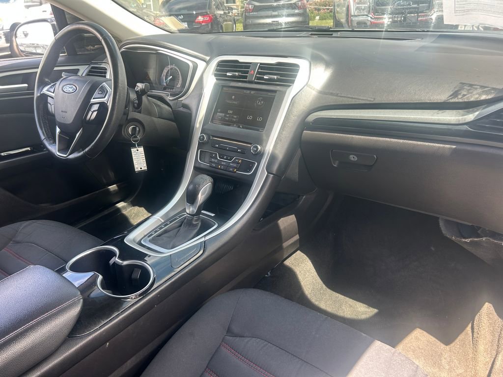 Used 2016 Ford Fusion SE FWD image 31