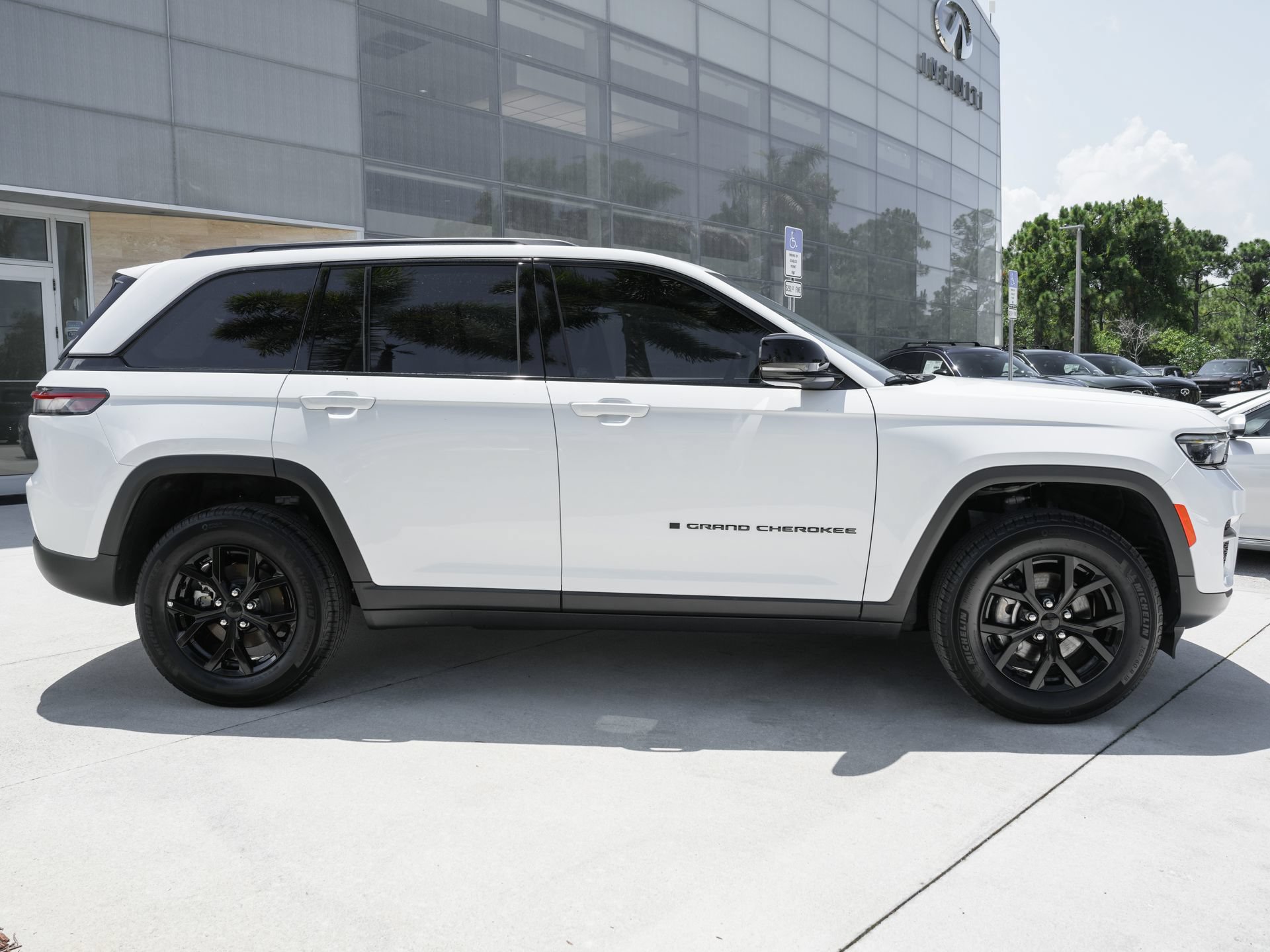 Used 2025 Jeep Grand Cherokee Altitude RWD image 28