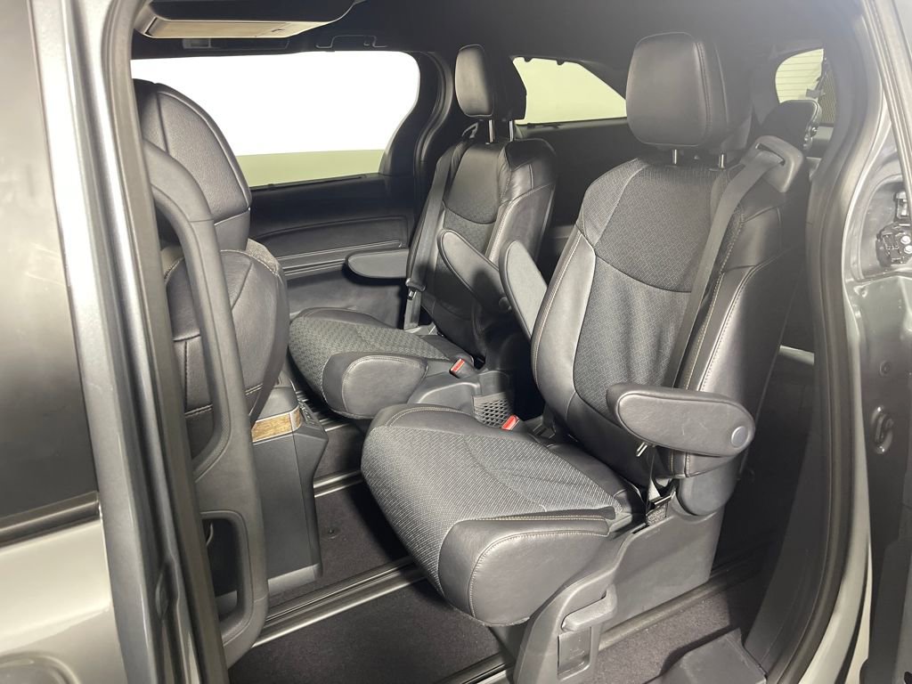 Used 2026 Toyota Sienna Platinum image 13