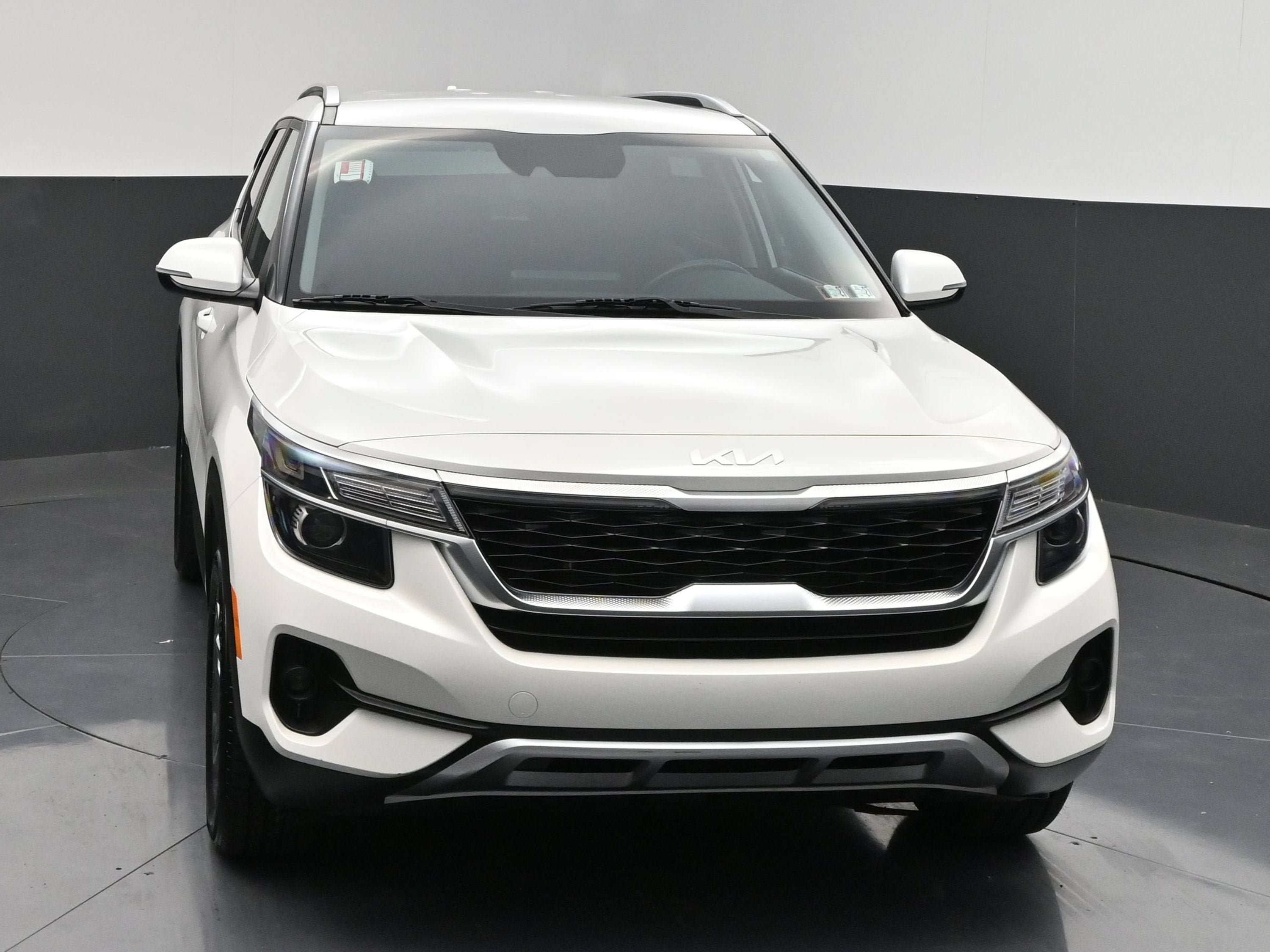 Used 2023 Kia Seltos S w/ Navigation Package FWD image 3