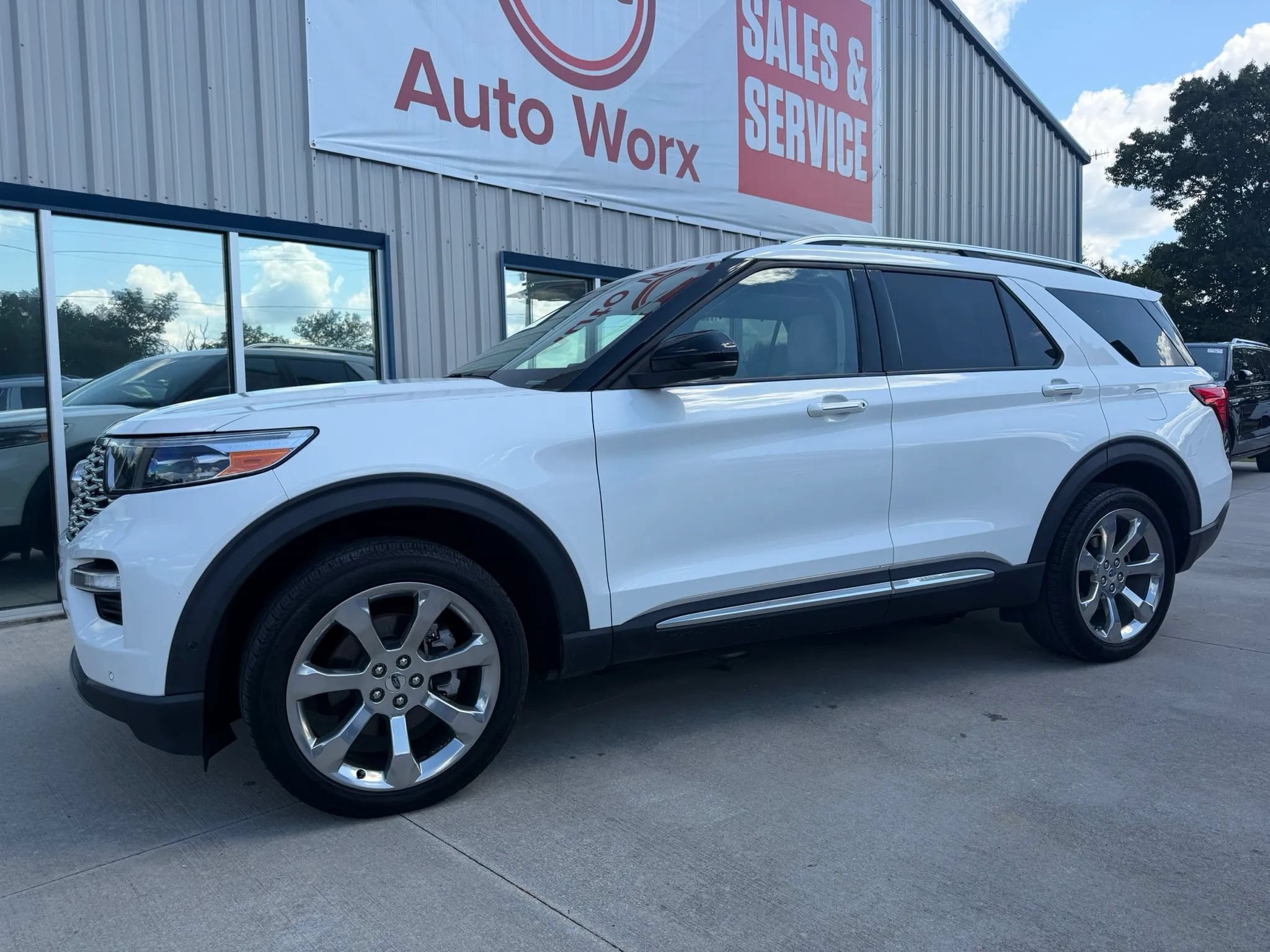 Used 2020 Ford Explorer Platinum w/ Premium Technology Package AWD/4WD image 31