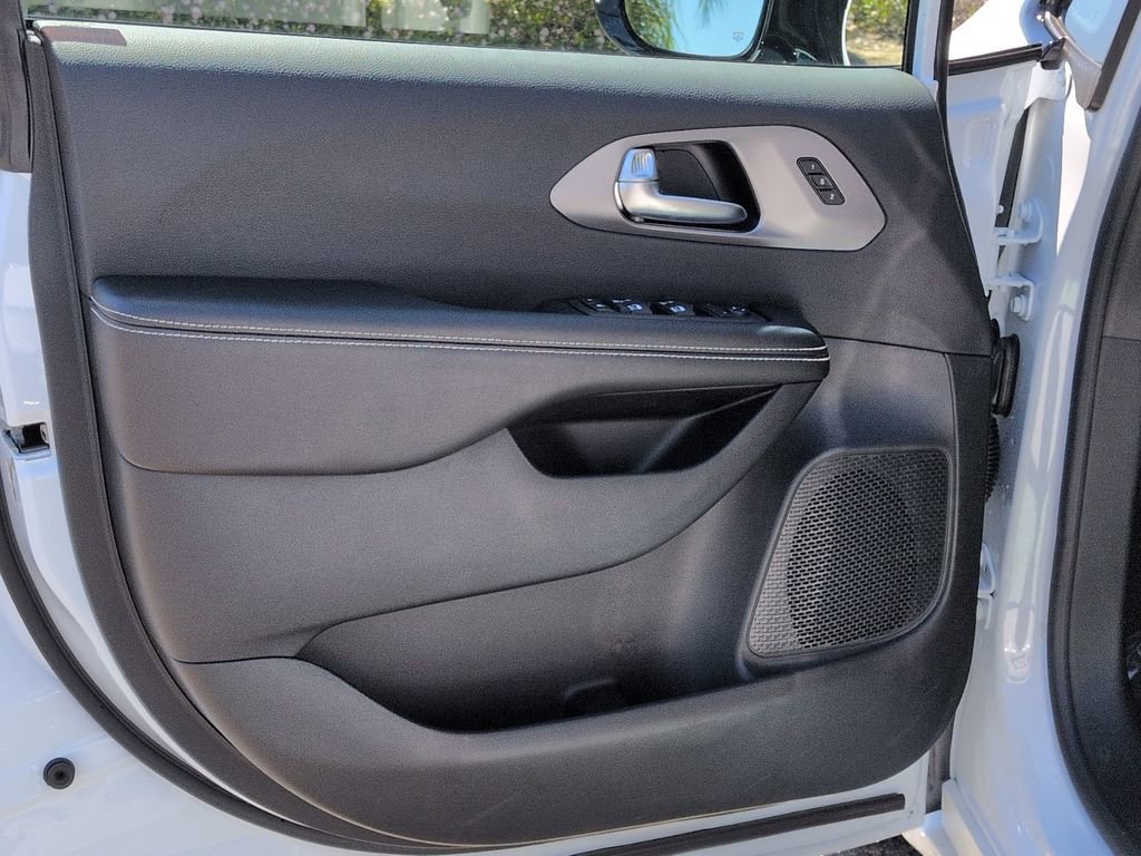 New 2026 Chrysler Pacifica Select image 13