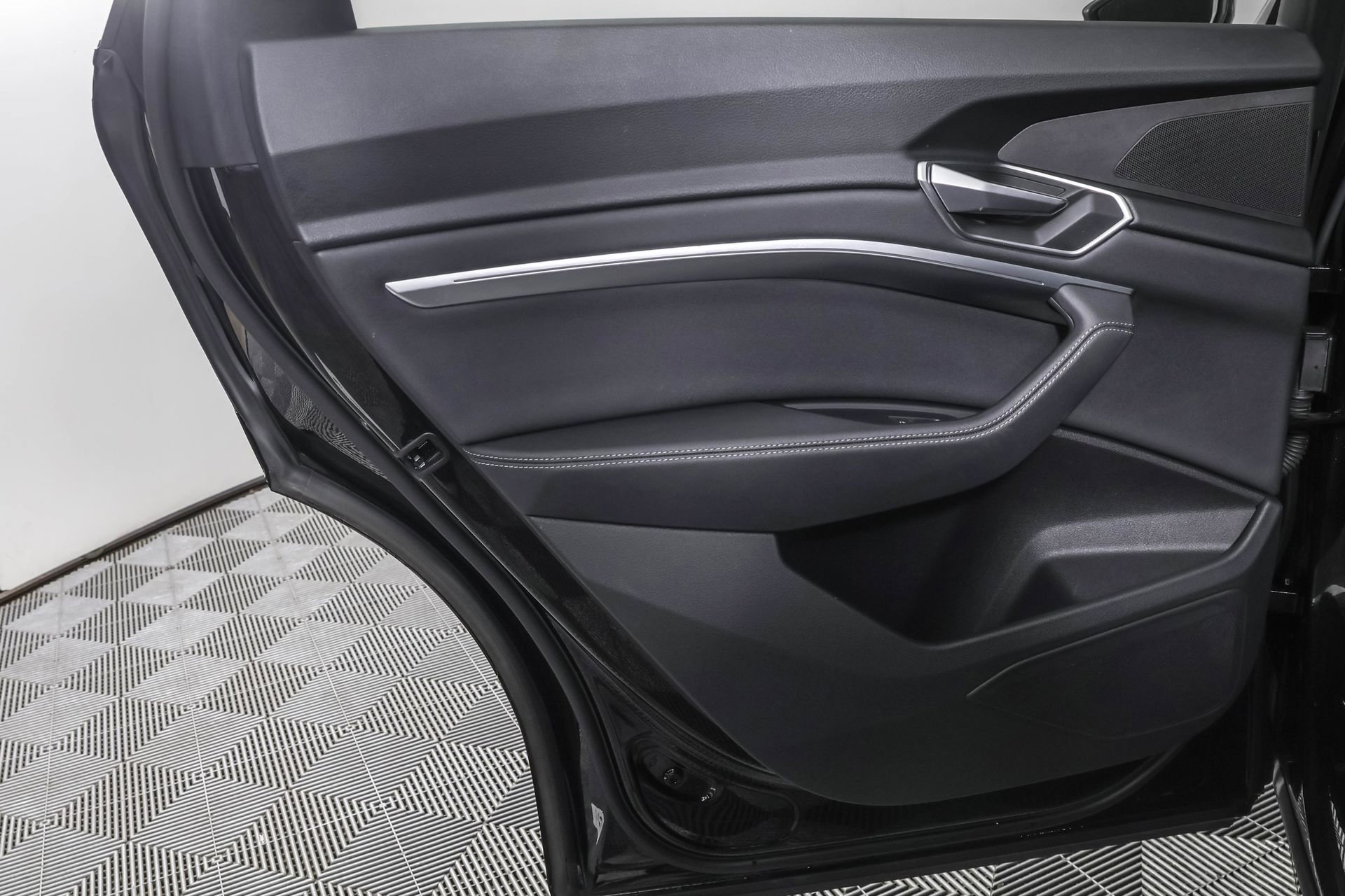 Used 2023 Audi e-tron Premium image 40