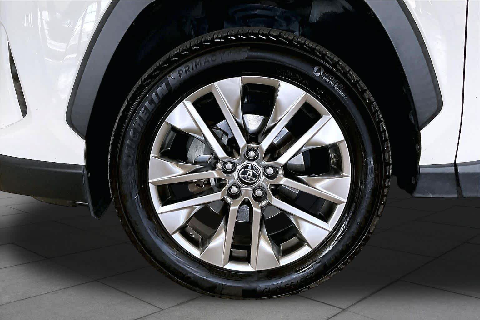 Used 2020 Toyota RAV4 XLE Premium FWD image 10