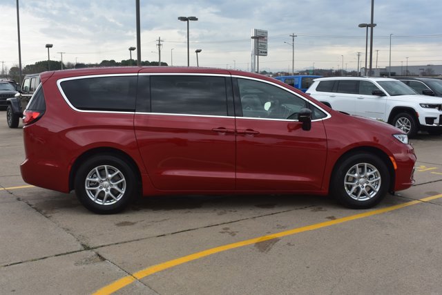 New 2026 Chrysler Pacifica Select image 4