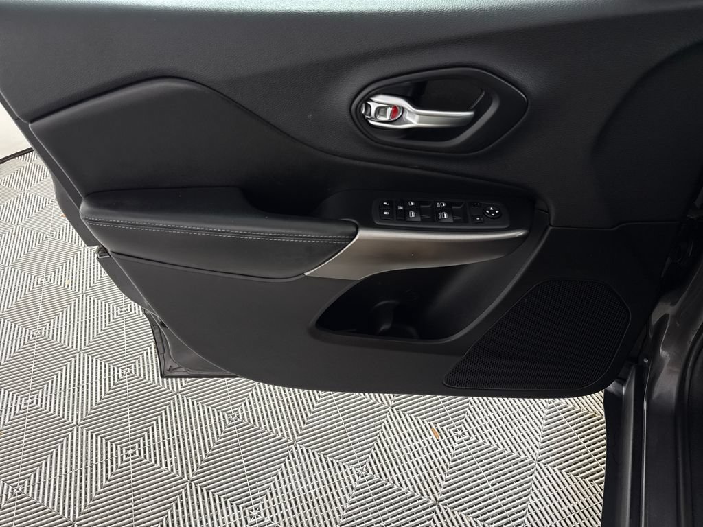 Used 2019 Jeep Cherokee Latitude Plus w/ Comfort/Convenience Group AWD/4WD image 10