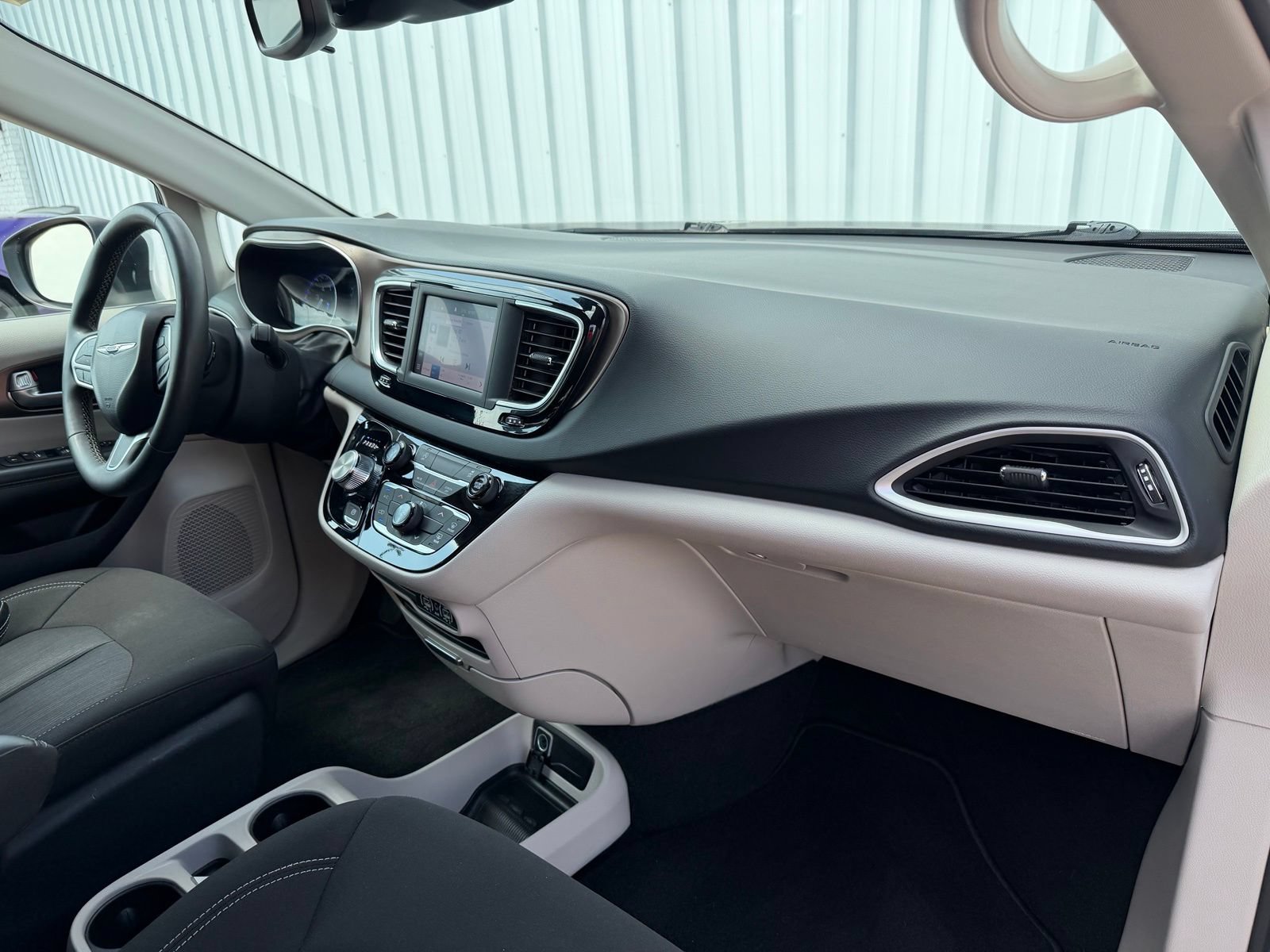 Used 2023 Chrysler Voyager LX FWD image 18