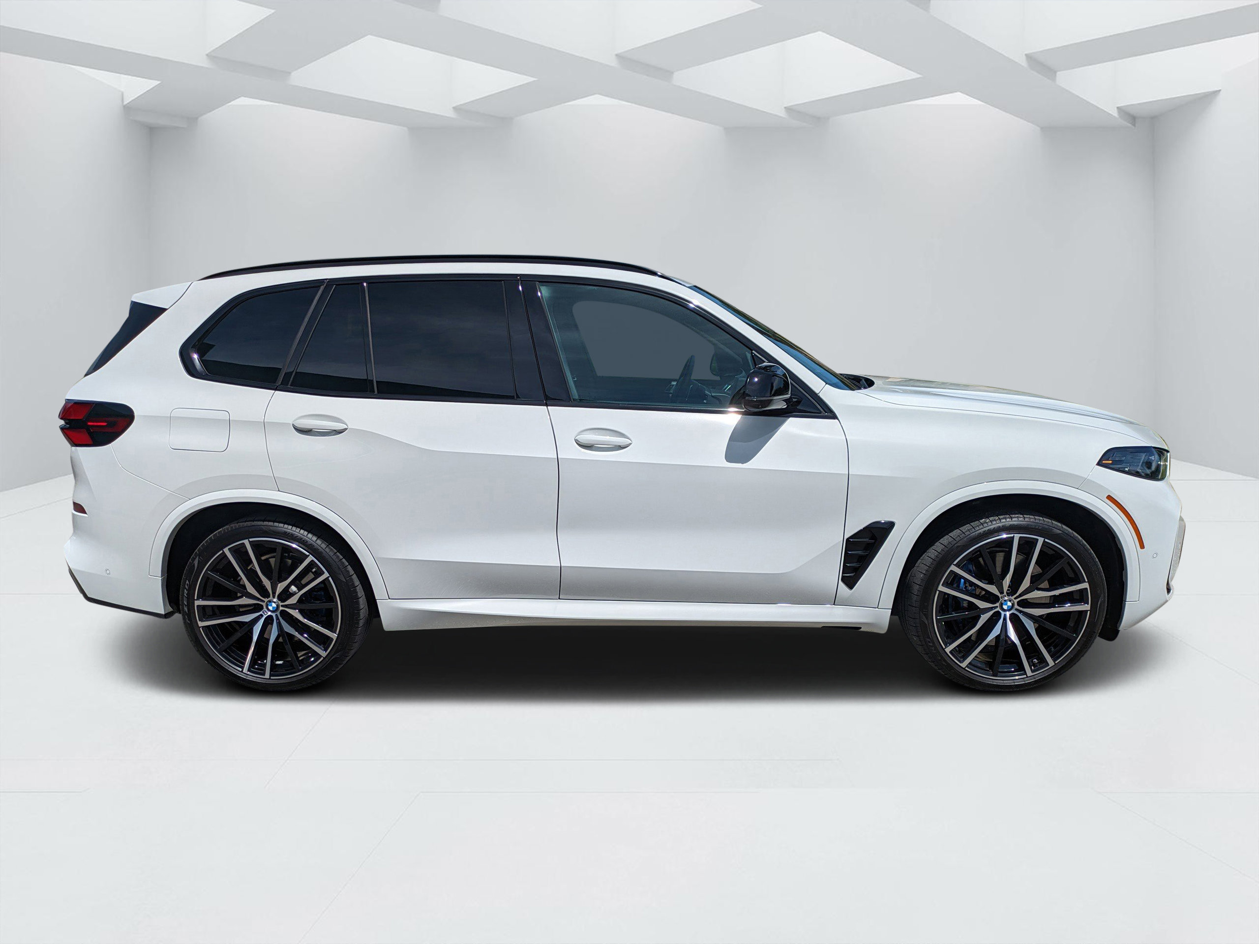 Used 2025 BMW X5 M60i image 2