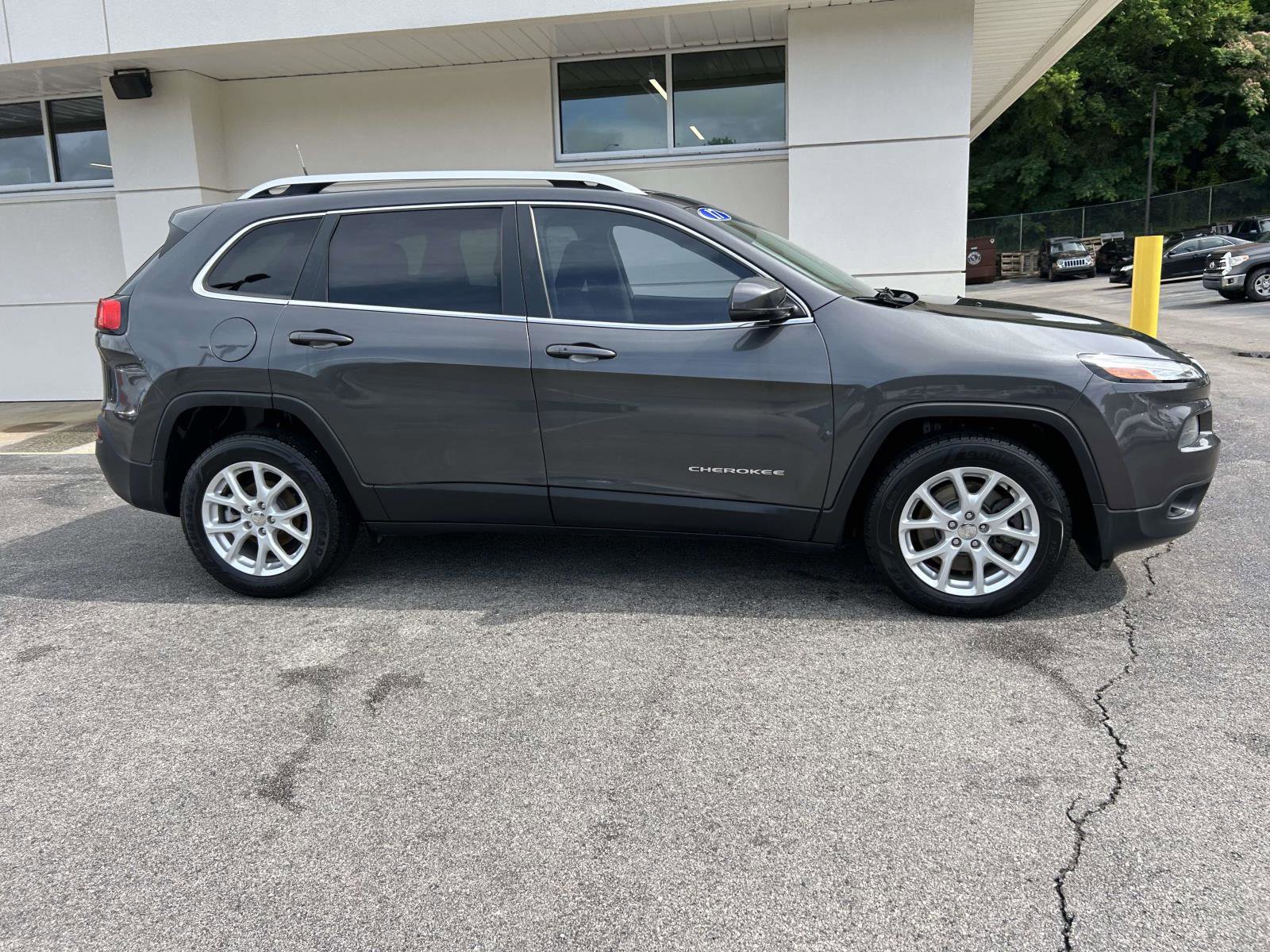 Used 2017 Jeep Cherokee Latitude w/ Comfort/Convenience Group FWD image 2