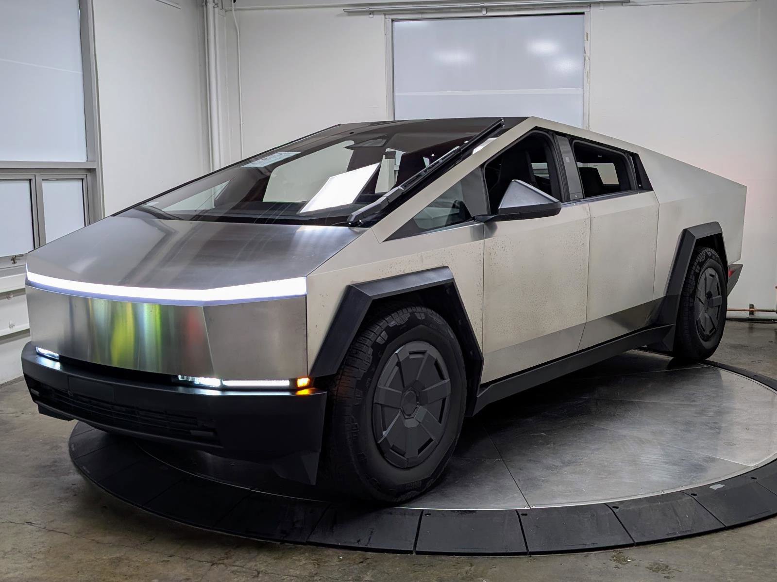 Used 2025 Tesla Cybertruck AWD Crew Cab image 4