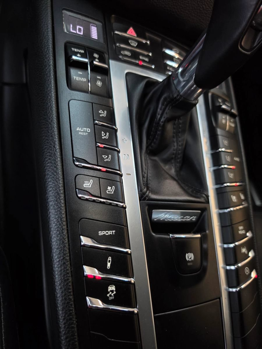 Used 2018 Porsche Macan Turbo w/ Premium Package Plus AWD/4WD image 28