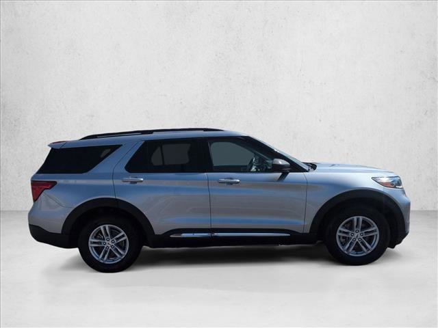 Used 2024 Ford Explorer XLT w/ Equipment Group 202A RWD image 4