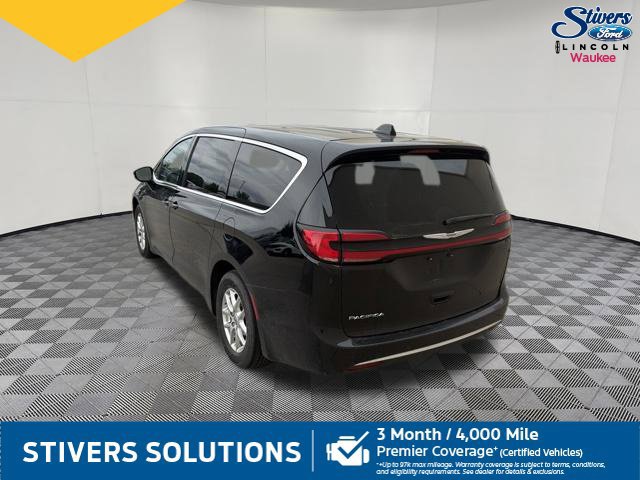 Used 2024 Chrysler Pacifica Touring-L FWD image 10