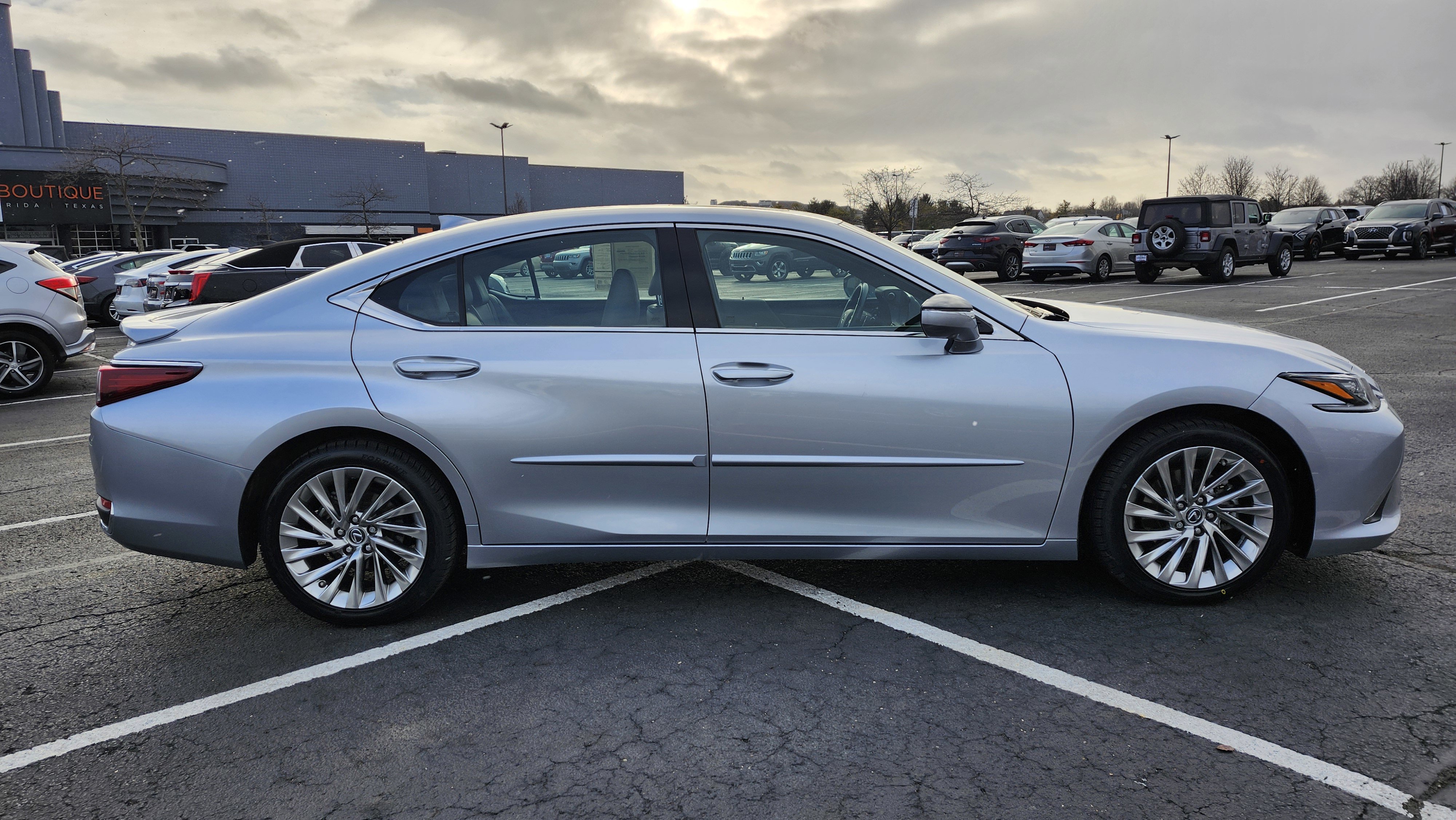 Used 2023 Lexus ES 300h w/ Luxury Package image 22