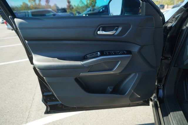 Used 2023 Nissan Pathfinder SL image 14