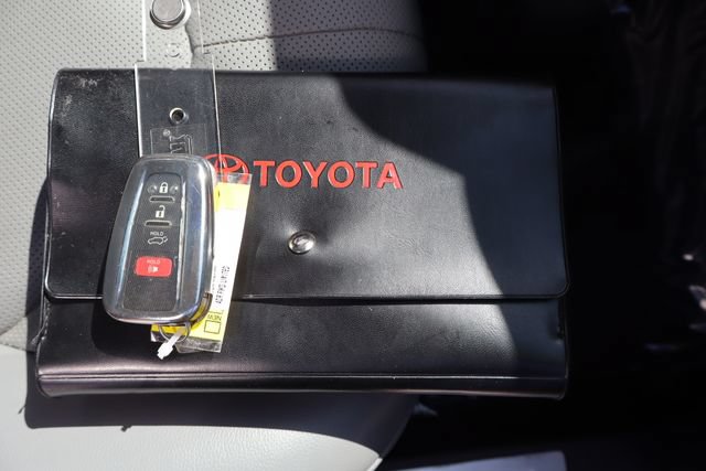 Used 2020 Toyota Highlander Limited FWD image 56