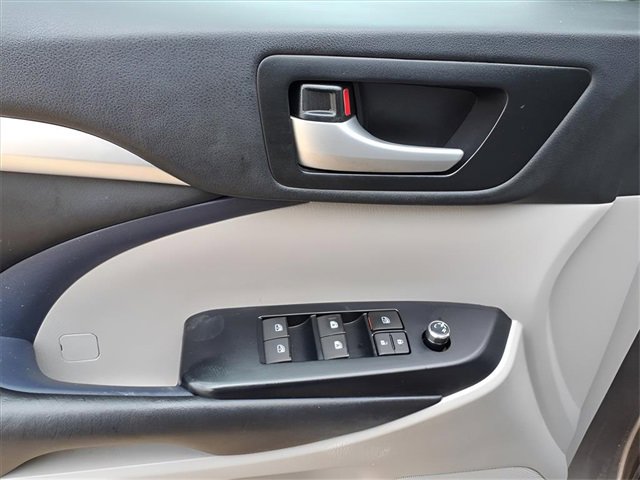 Used 2019 Toyota Highlander XLE image 16