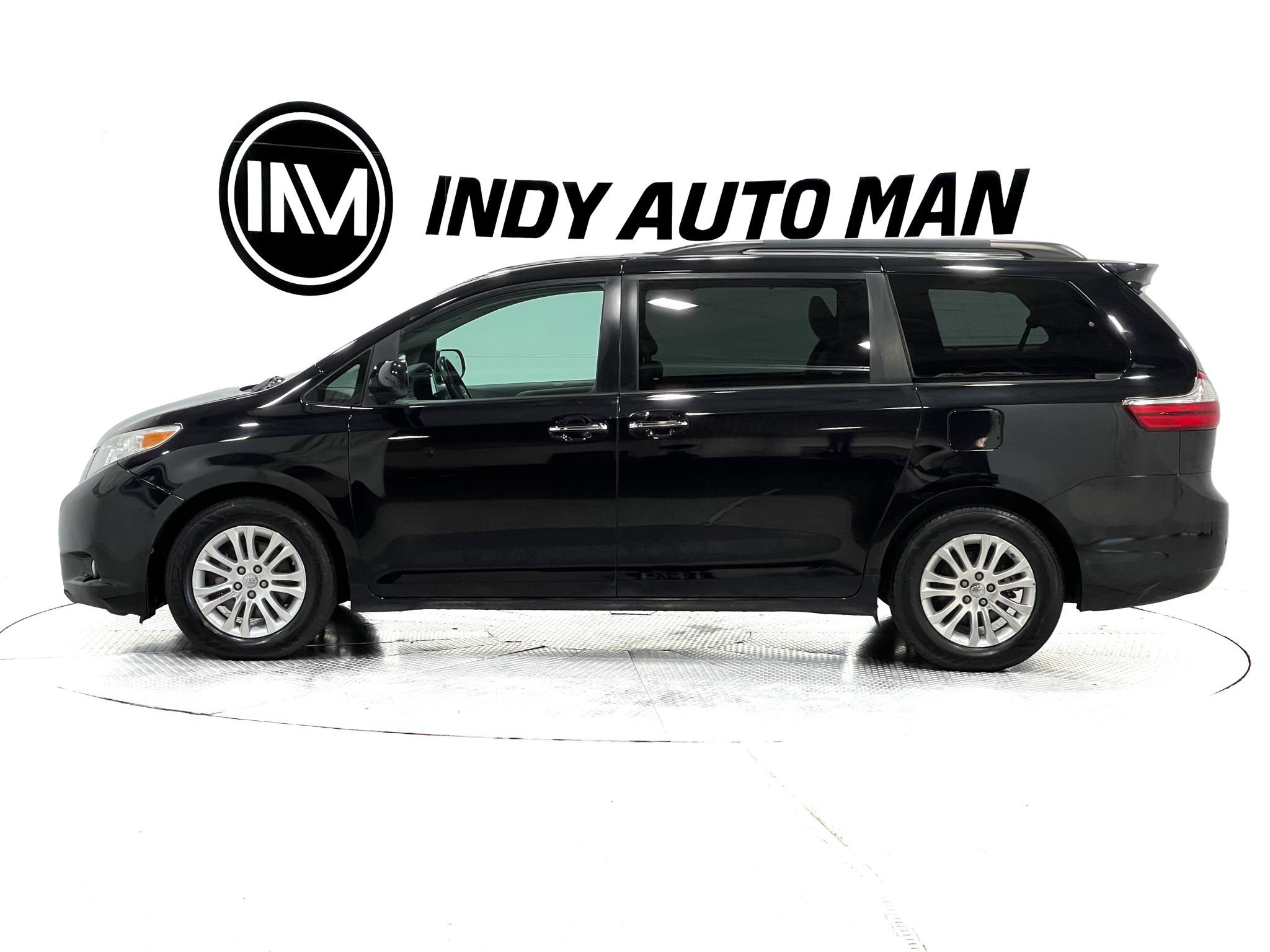 Used 2017 Toyota Sienna XLE w/ XLE Navigation Package FWD image 7