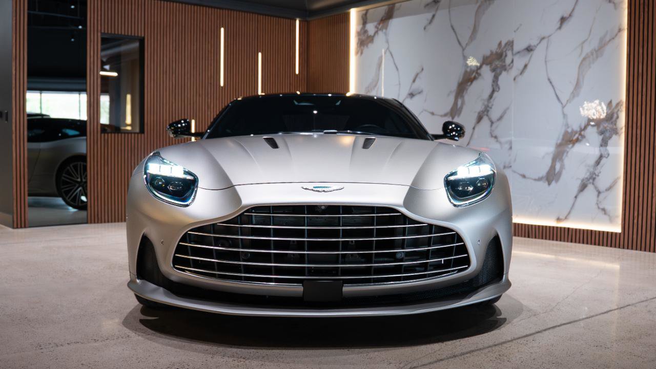 Used 2024 Aston Martin DB12 Coupe RWD image 3