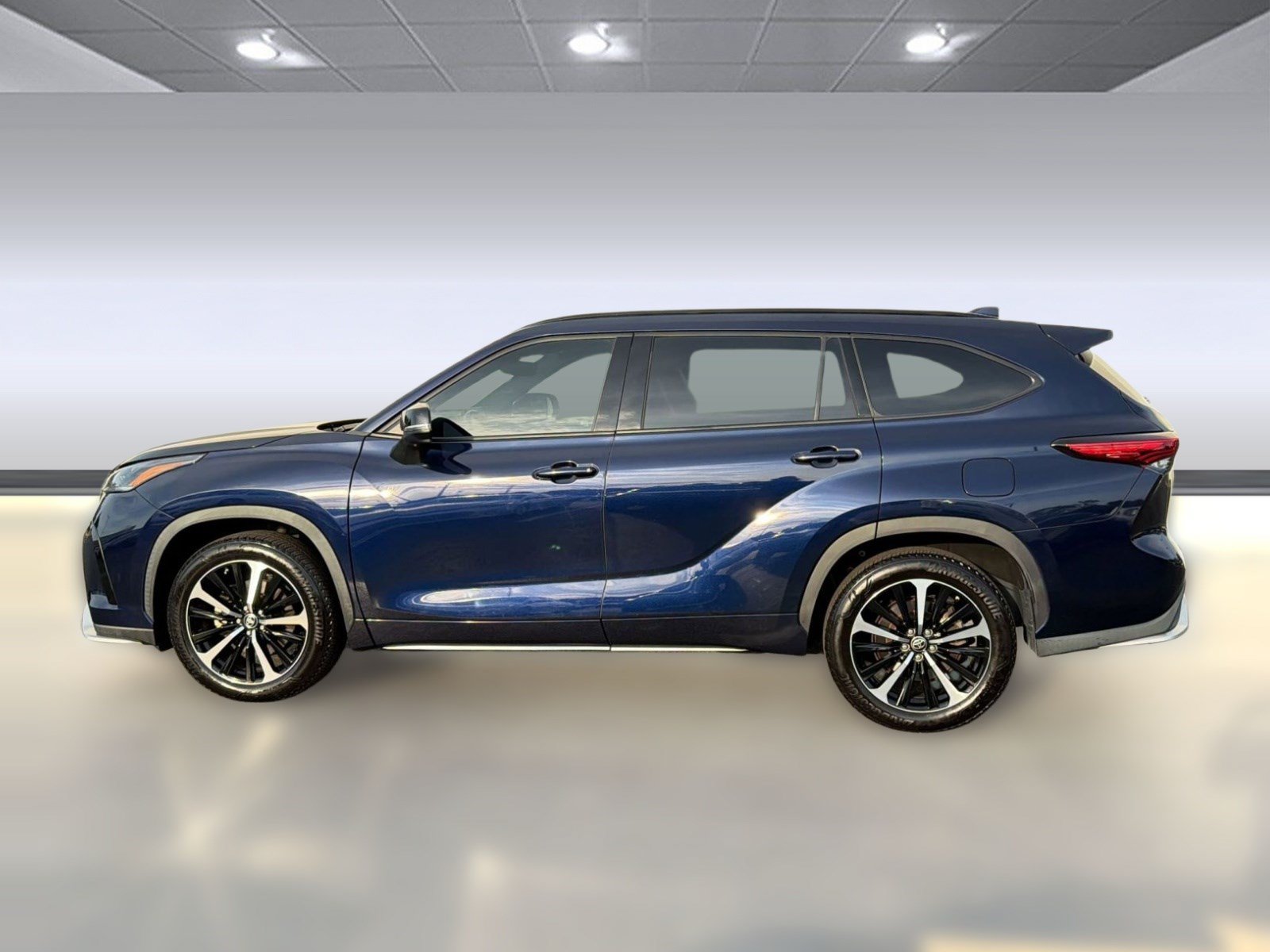 Used 2021 Toyota Highlander XSE FWD image 2
