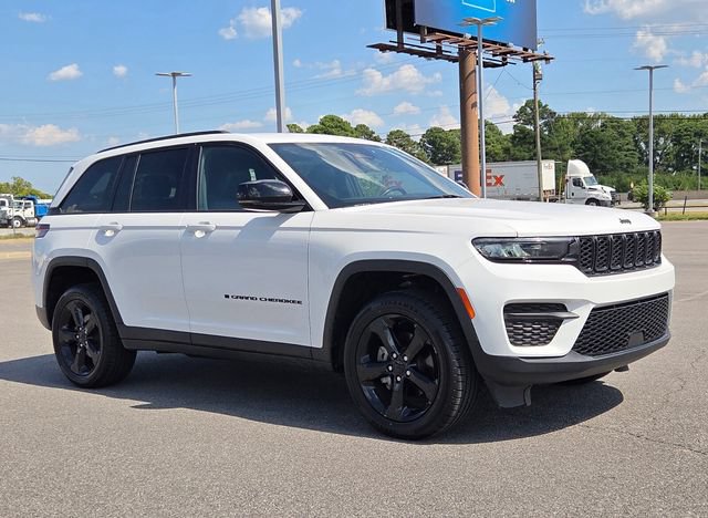 Used 2023 Jeep Grand Cherokee Altitude AWD/4WD image 4