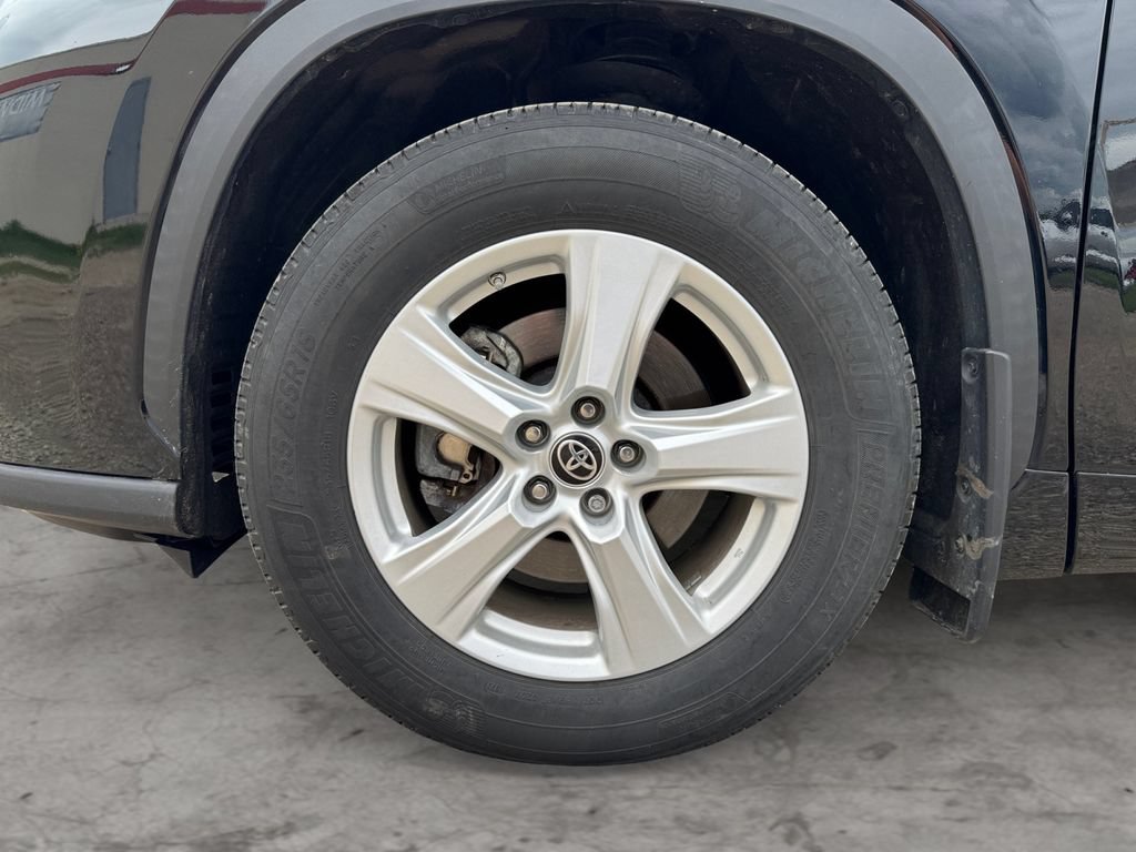 Used 2021 Toyota Highlander LE AWD/4WD image 9