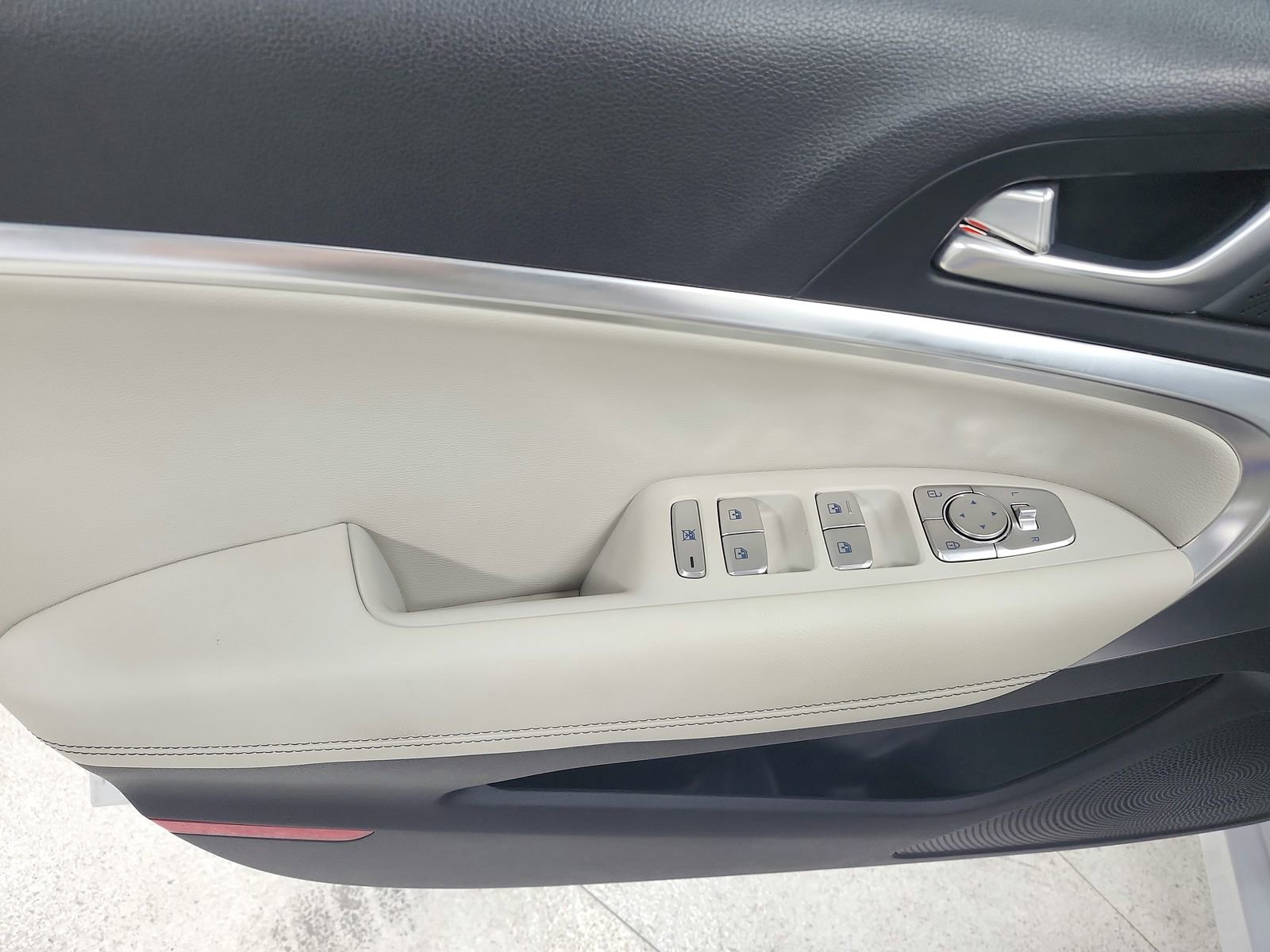 Used 2025 Genesis G70 2.5T RWD image 35