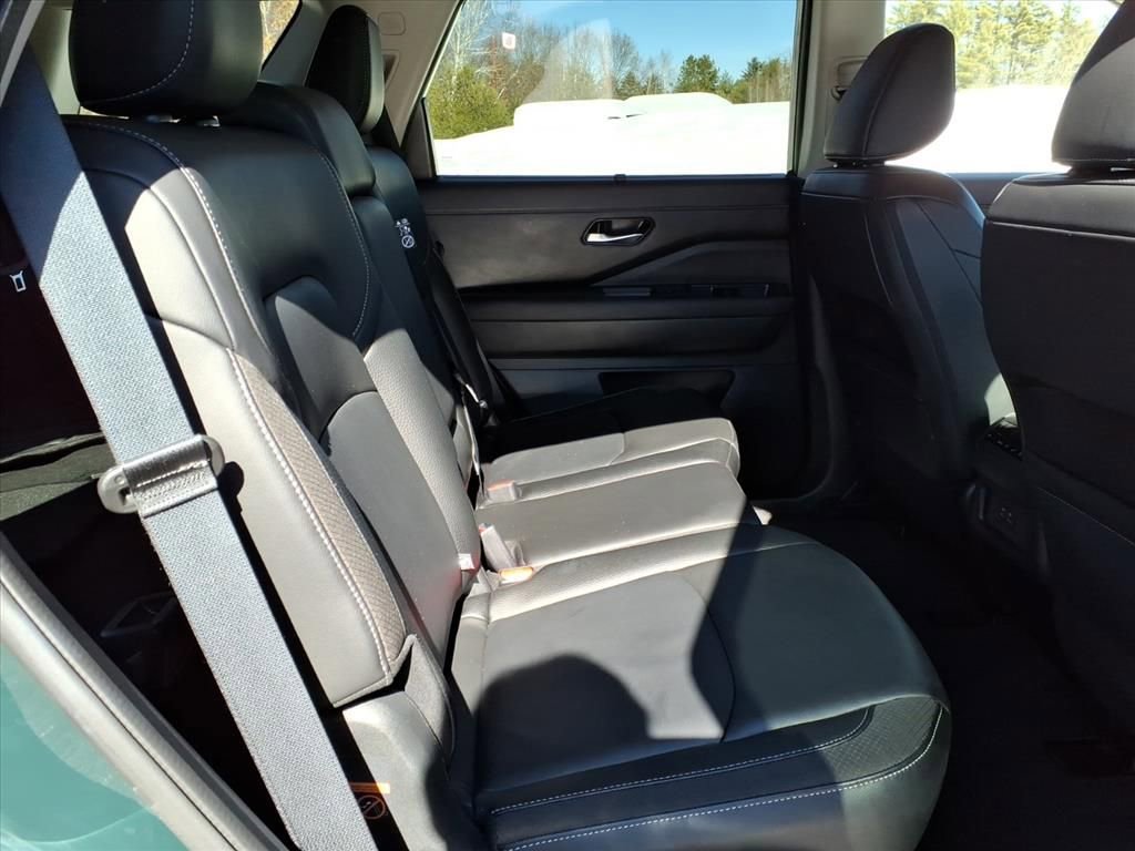 Used 2025 Nissan Pathfinder SL image 7