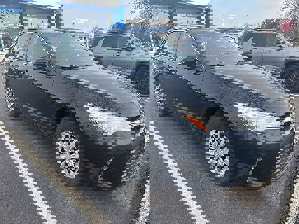 Used 2017 Toyota Camry LE image 3