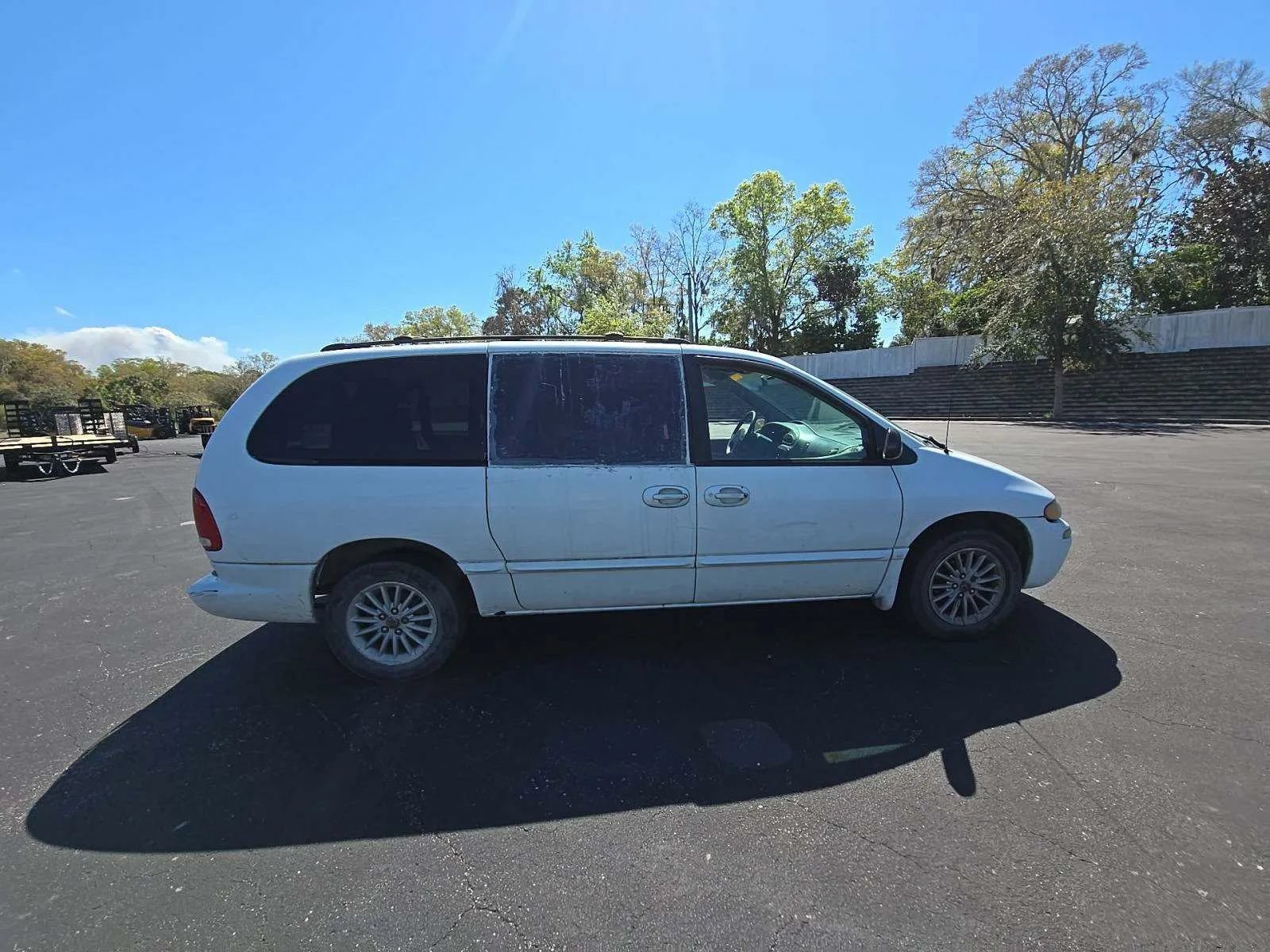 Used 2000 Chrysler Town & Country LX FWD image 4