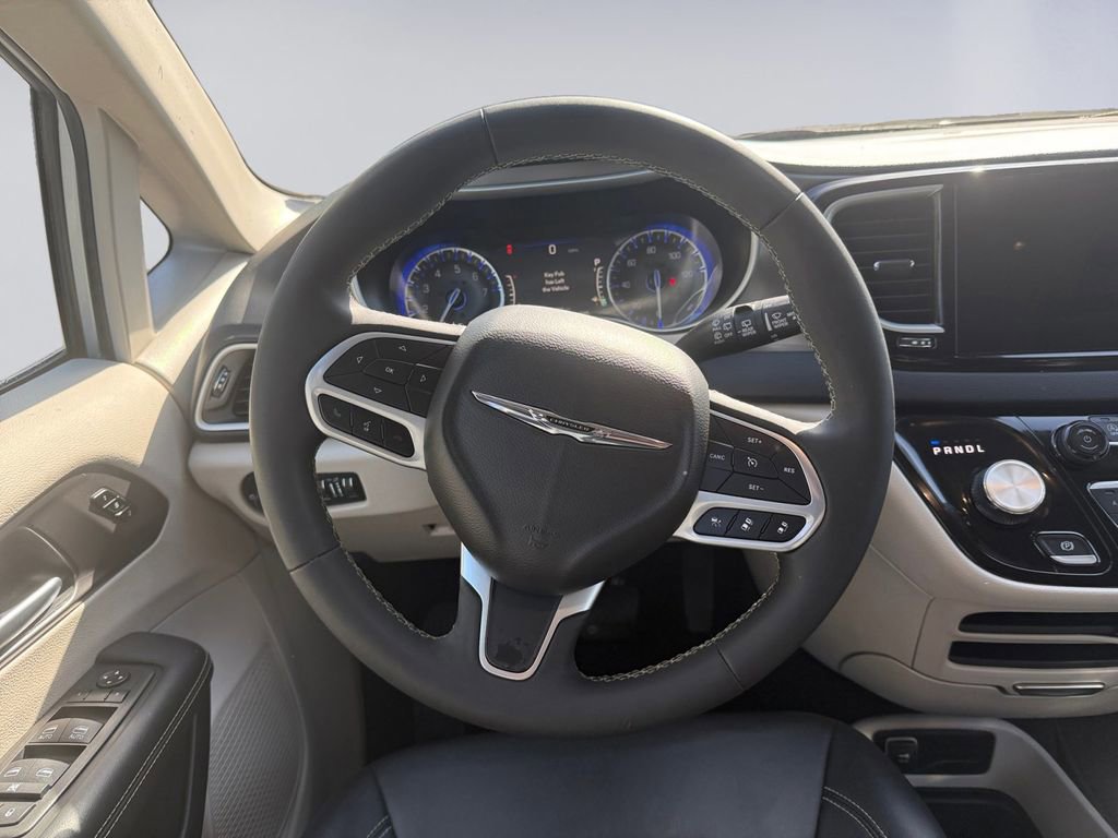 Used 2024 Chrysler Pacifica Touring-L FWD image 14