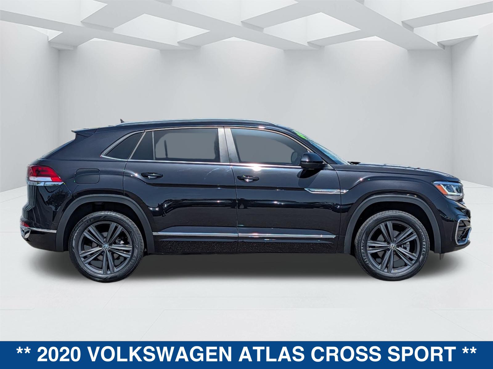 Used 2020 Volkswagen Atlas Cross Sport SE w/ Panoramic Sunroof Package FWD image 4