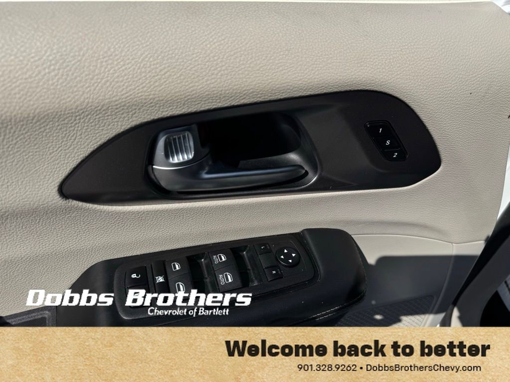 Used 2023 Chrysler Pacifica Touring-L image 14