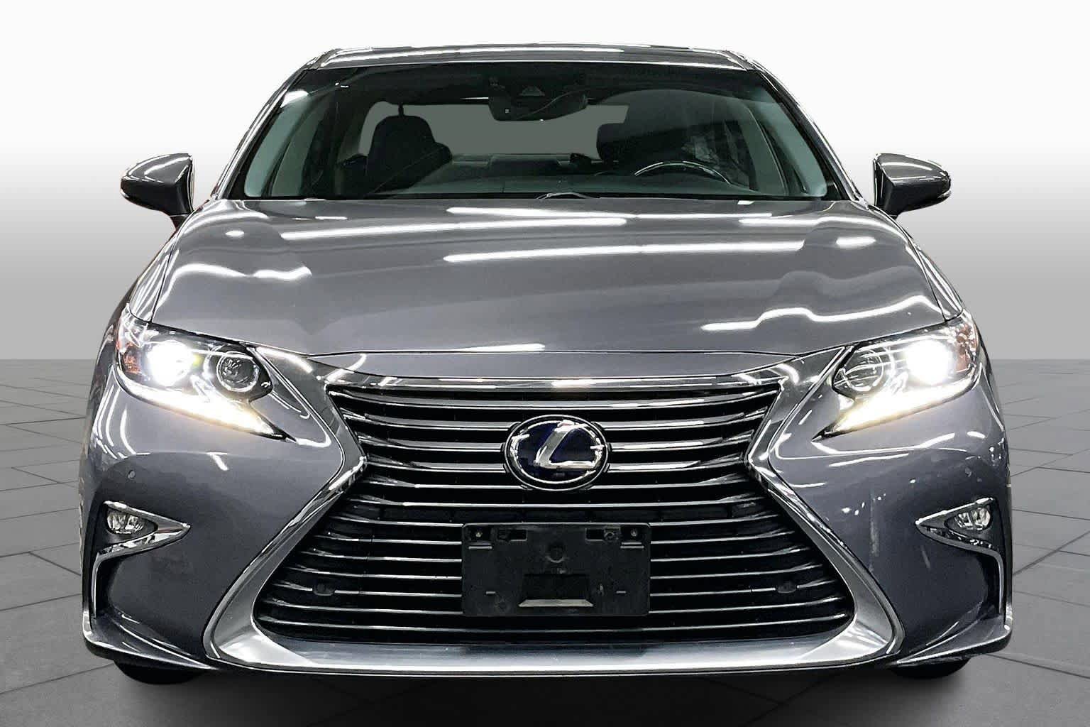Used 2016 Lexus ES 300h w/ Luxury Package w/Wood Trim FWD image 3