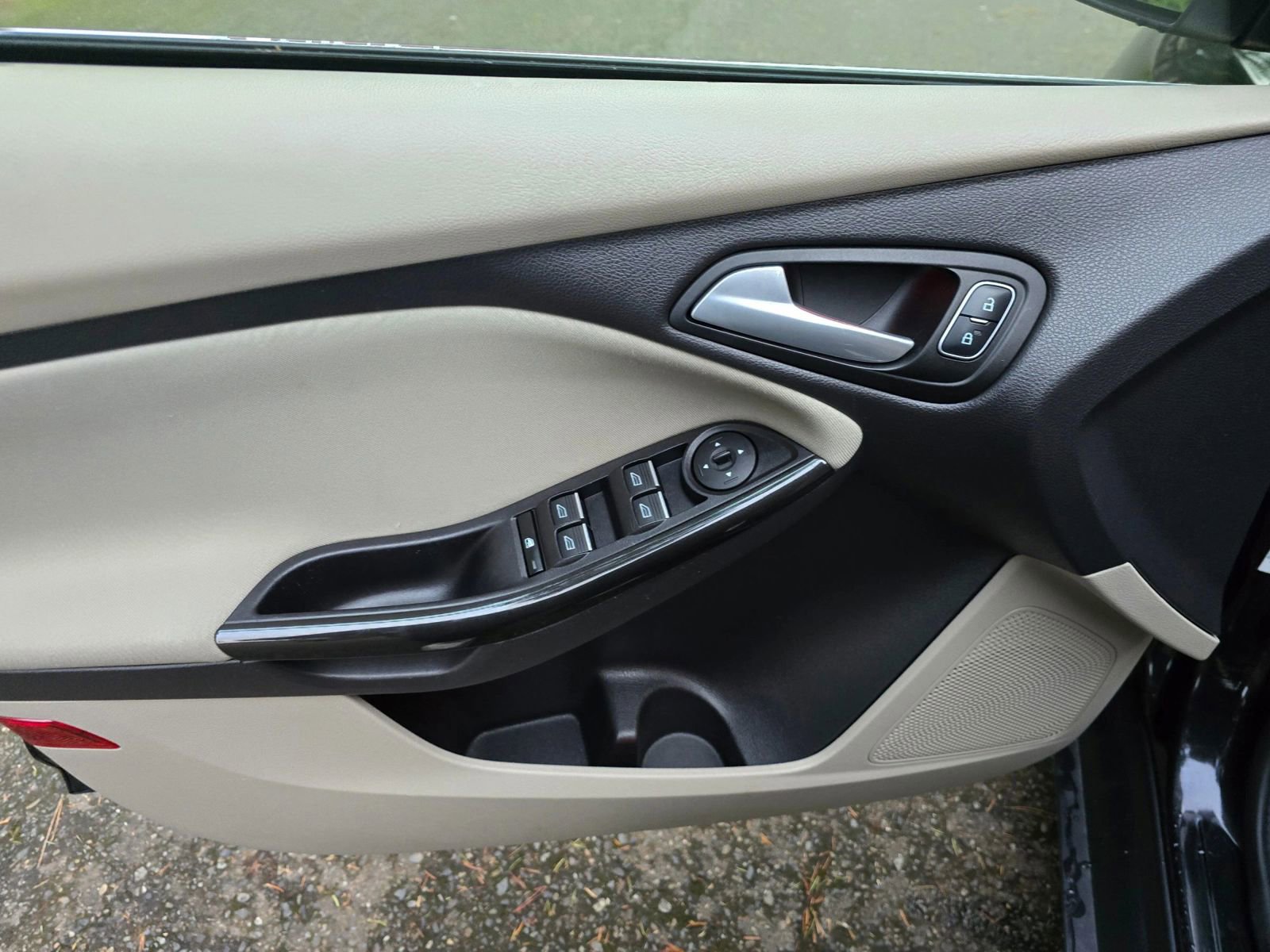 Used 2015 Ford Focus Electric Hatchback w/ Exterior Protection Package image 23