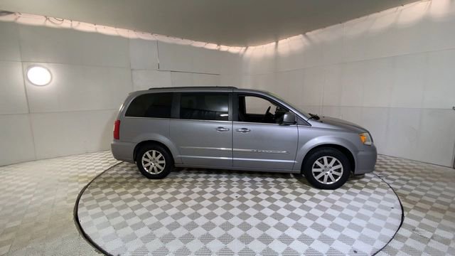 Used 2014 Chrysler Town & Country Touring w/ Driver Convenience Group image 4