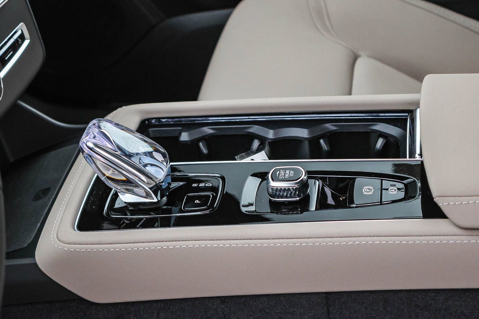 New 2026 Volvo XC90 T8 Plus w/ Protection Package Premier image 30