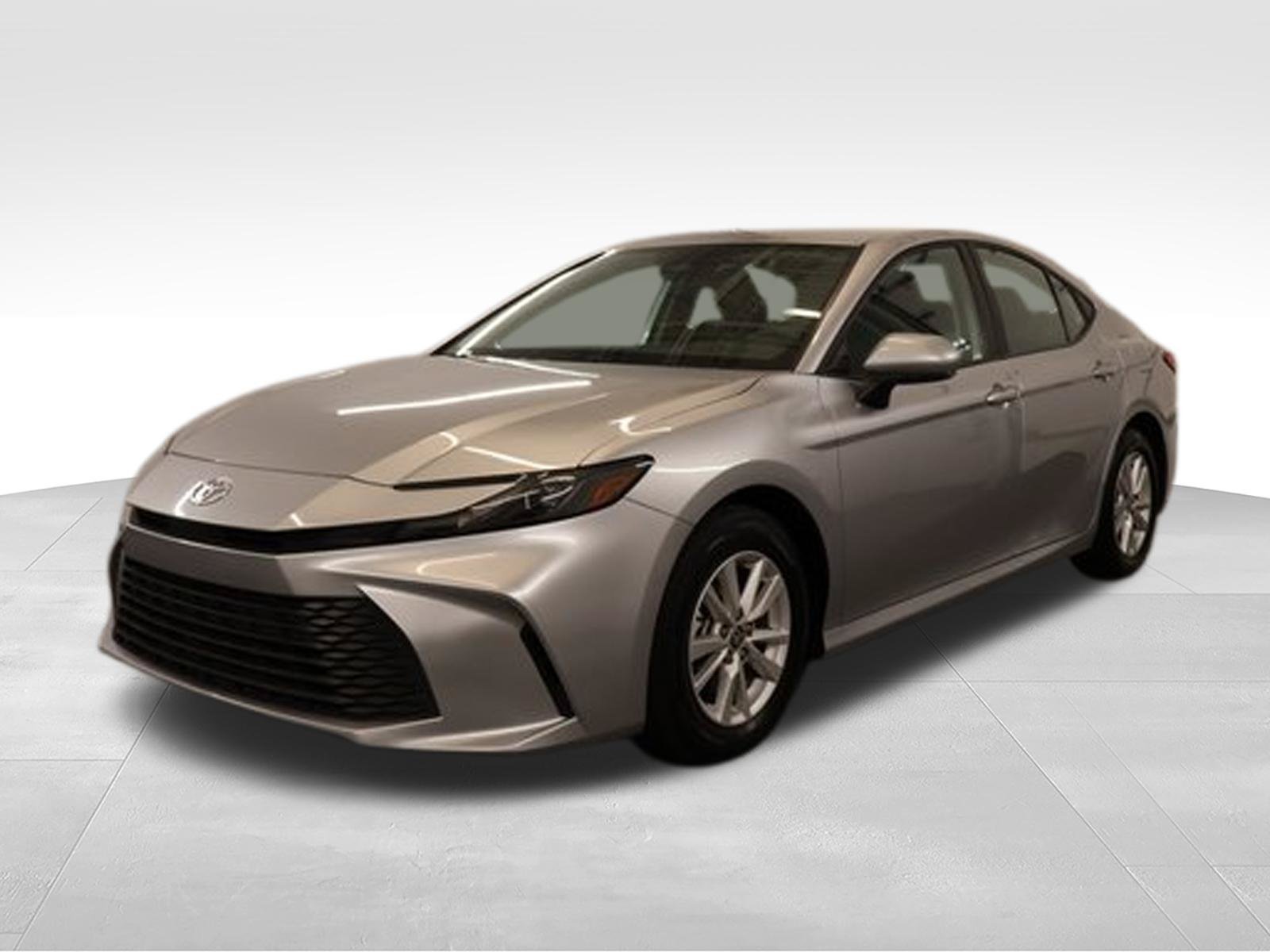 Used 2025 Toyota Camry LE FWD image 5