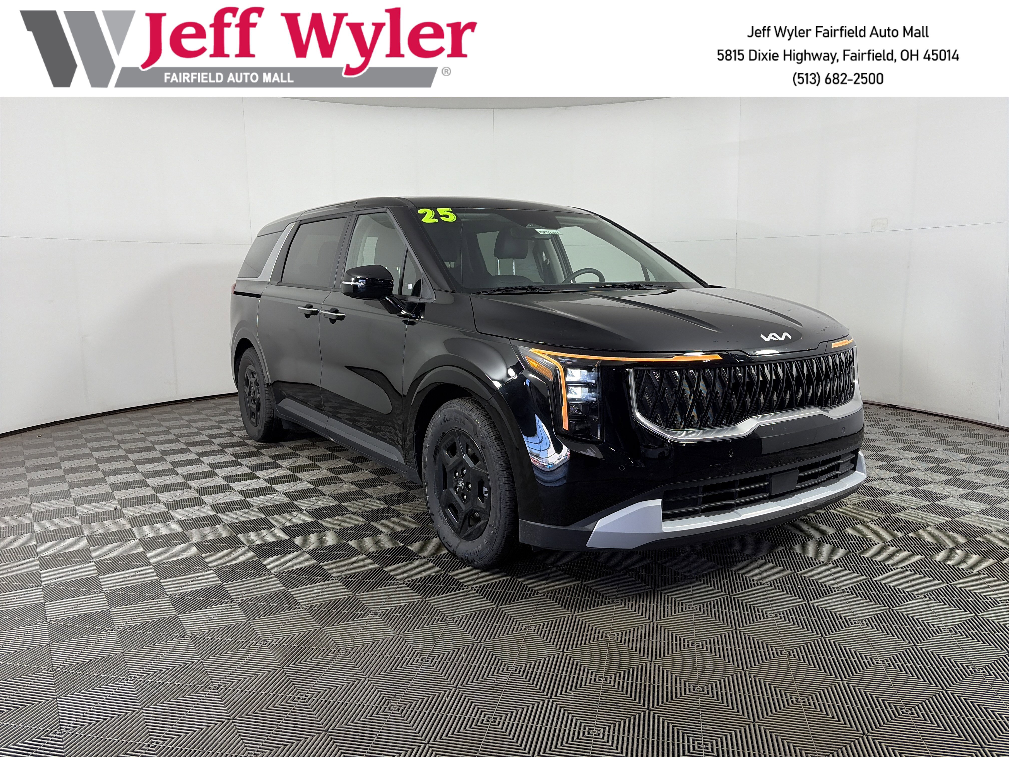 Used 2025 Kia Carnival image 1