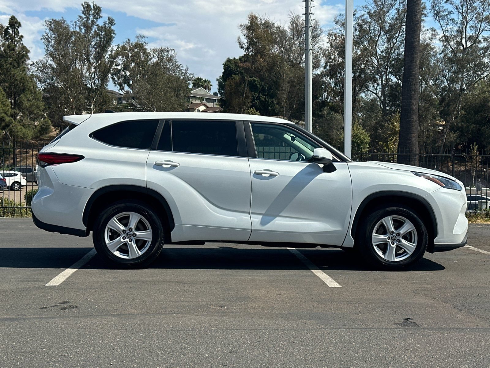 Used 2023 Toyota Highlander LE FWD image 6