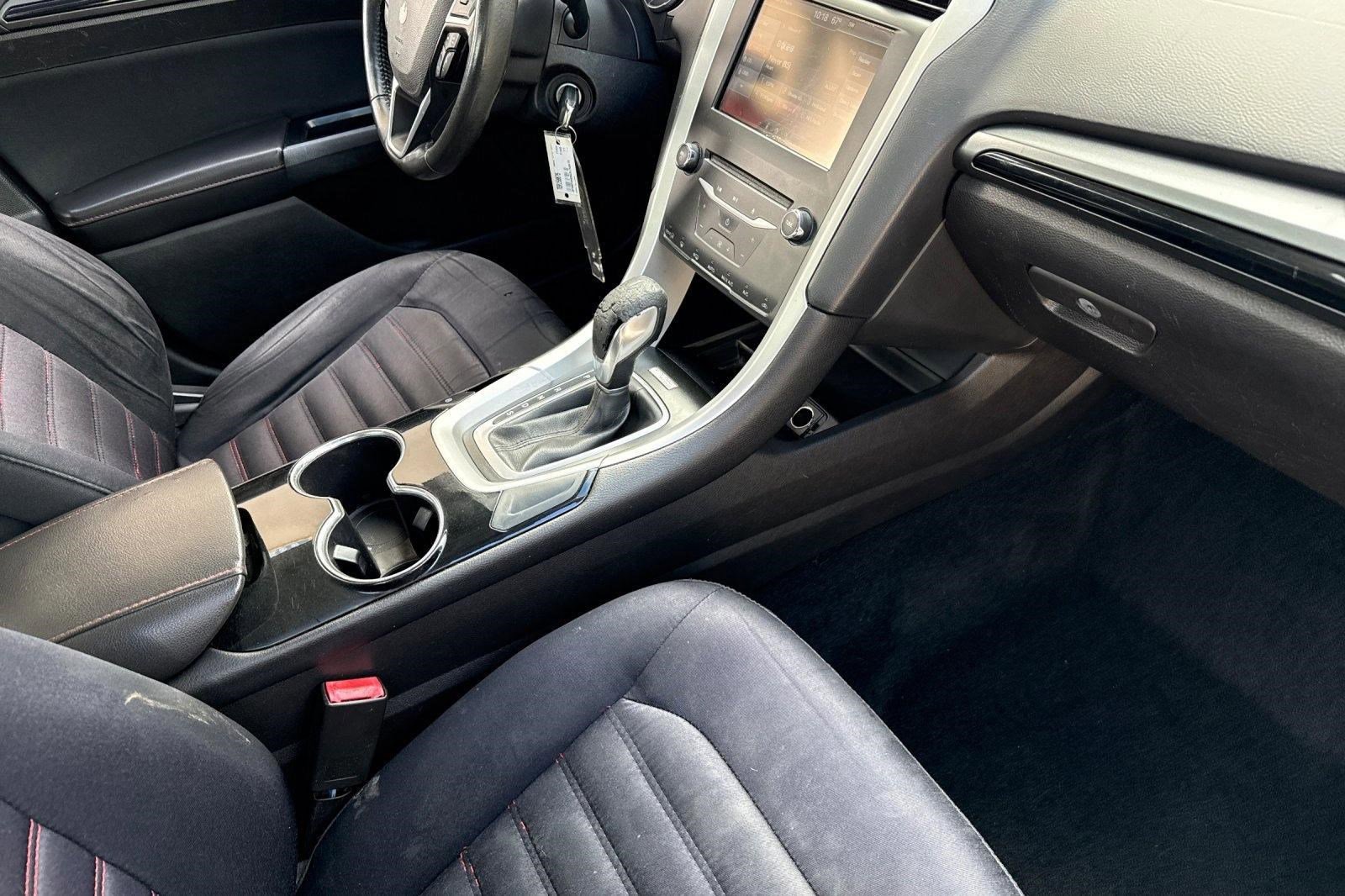 Used 2014 Ford Fusion SE FWD image 32