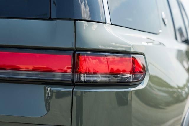 Used 2023 Rivian R1S Launch Edition image 27