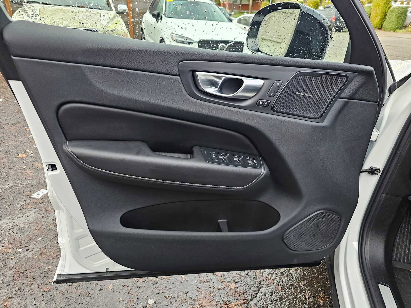 Used 2025 Volvo XC60 T8 Ultra w/ Protection Package Premier image 23